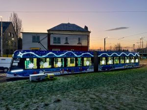 Vánoční tramvaj Dopravního podniku Ostrava (DPO).
Foto: Zdopravy.cz / Vojtěch Očadlý