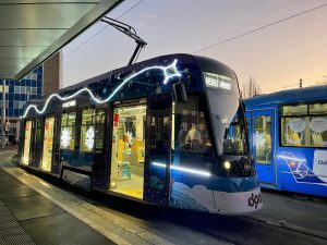 Vánoční tramvaj Dopravního podniku Ostrava (DPO).
Foto: Zdopravy.cz / Vojtěch Očadlý