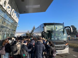 Autobusy odváží cestující z odkloněných letů. Foto: Zdopravy.cz / Vojtěch Očadlý