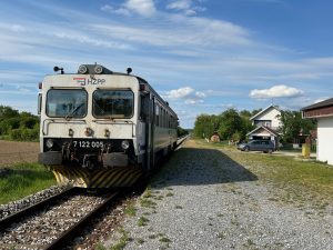 Motorák z Vinkovci v zastávce Gunja