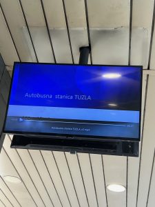 Originální odjezdová tabule na autobusáku Tuzla