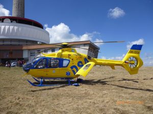 Vrtulník EC135 s pilotem Martinem Svačinou na Pradědu.Zdroj: Archiv Martina Svačiny