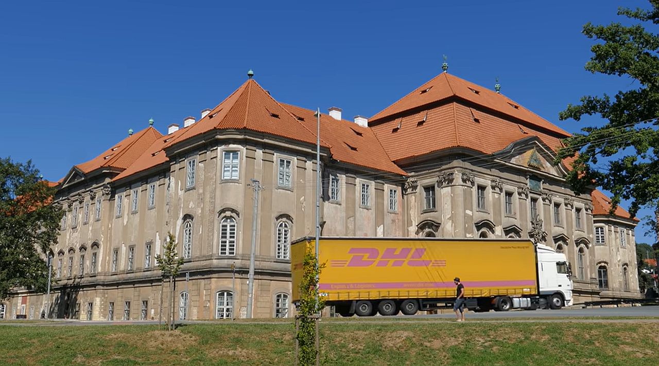 Těžká doprava na I/27 proudí kolem barokních památek. Pramen: ŘSD