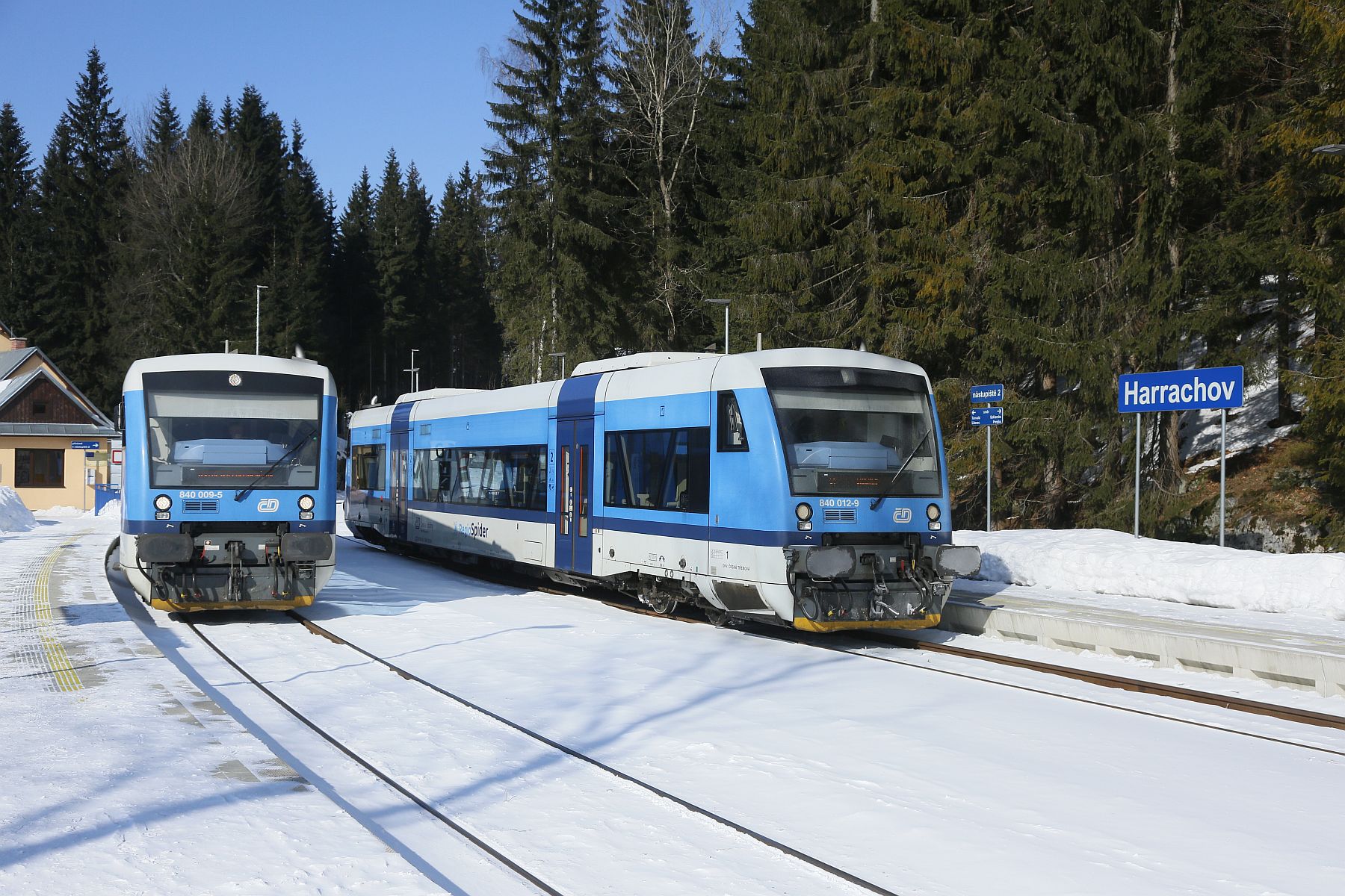 Motorové vozy Stadler RS1 v Harrachově. Foto: České dráhy