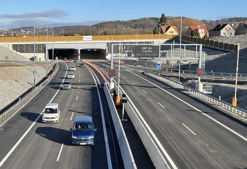 Motoristé na obchvatu ČB (D3) u tunelu Pohůrka. Autor: Zdopravy.cz/Jan Šindelář