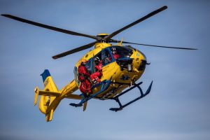 Vrtulník EC135 s pilotem Martinem Svačinou. Zdroj: Jaromír Chalabala / ZZS KHK