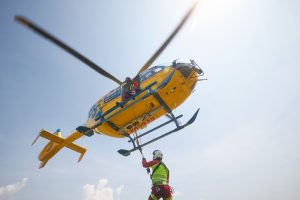 Vrtulník EC135 s pilotem Martinem Svačinou. Zdroj: Jaromír Chalabala / ZZS KHK