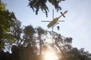 Vrtulník EC135 s pilotem Martinem Svačinou. Zdroj: Jaromír Chalabala / ZZS KHK