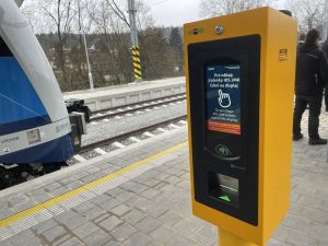 Automat na jízdenky. Zastávka u Brna. Autor: Zdopravy.cz/Jan Šindelář