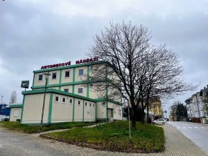 Buňky na autobusovém nádraží v Liberci, budova Uranu v pozadí. Foto: Jan Sůra / Zdopravy.cz