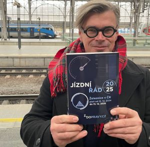 Jaroslav Rudiš s knižním jízdním řádem Zdopravy.cz. Foto: Jan Sůra / Zdopravy.cz