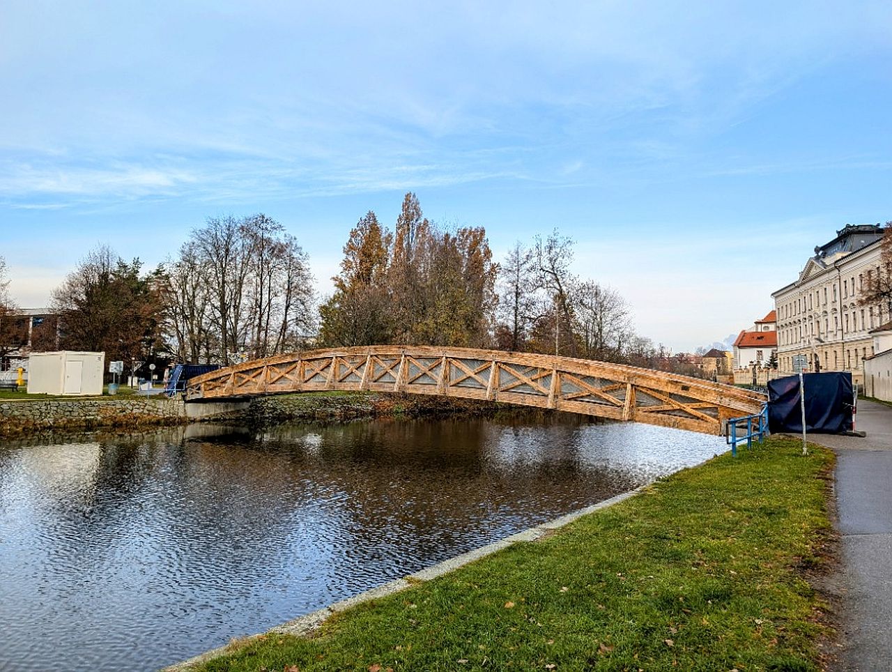 Lávka přes slepé rameno Malše. Pramen: Město České Budějovice