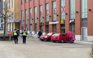 Auta rozvážkových služeb dosud v Liberci mohou do pěší zóny jezdit po chodníku kdykoliv. Jsou považována za zásobování. Foto: Jan Sůra /Zdopravy.cz