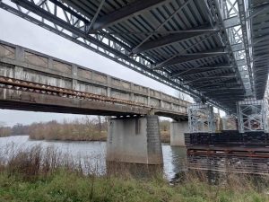 Most přes Labe v Řečanech a mostní provizorium. Foto: Pardubický kraj