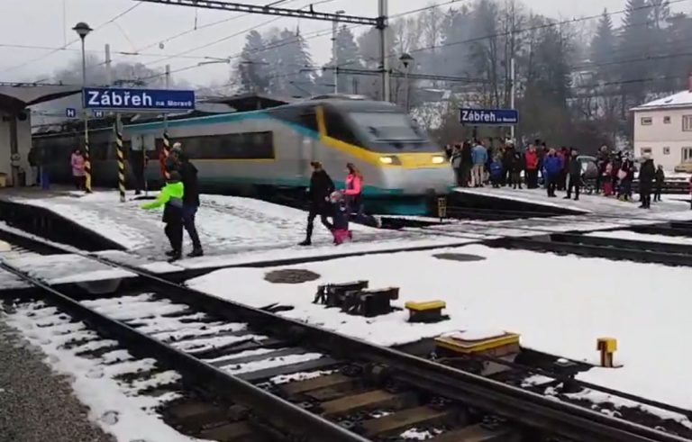 Přecházení lidí před pendolinem. v Zábřehu. Foto: petrrecicar/x.com