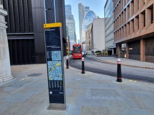 Totem pěší navigace v Londýně. Foto: Zdopravy.cz / Jan Nevyhoštěný