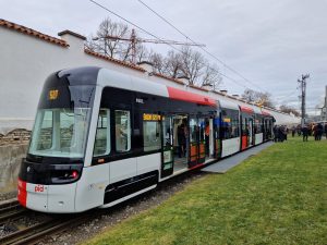 První představení tramvaje Škoda Forcity Plus 52T v Plzni. Foto: Zdopravy.cz / Jan Nevyhoštěný