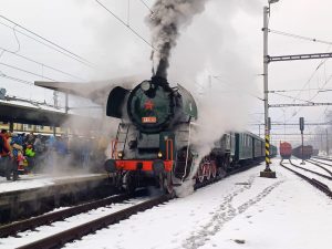 Lokomotiva 464.202 při jízdě po koridoru. Foto: ČD Nostalgie