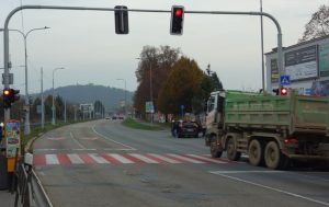 Nákladní auto projíždí na červenou po Kníničské ulici. Foto: Městská část Brno-Komín