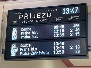 Tabule na nádraží v Olomouci zobrazující zpoždění. Foto: Zdopravy.cz / Vojtěch Očadlý