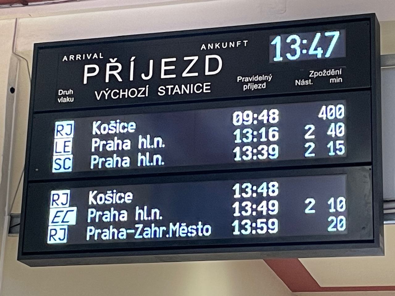 Tabule na nádraží v Olomouci zobrazující zpoždění. Foto: Zdopravy.cz / Vojtěch Očadlý