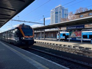 Jednotka Stadler Flirt dopravce Leo Express ve stanici Olomouc hlavní nádraží. Foto: Zdopravy.cz / Vojtěch Očadlý