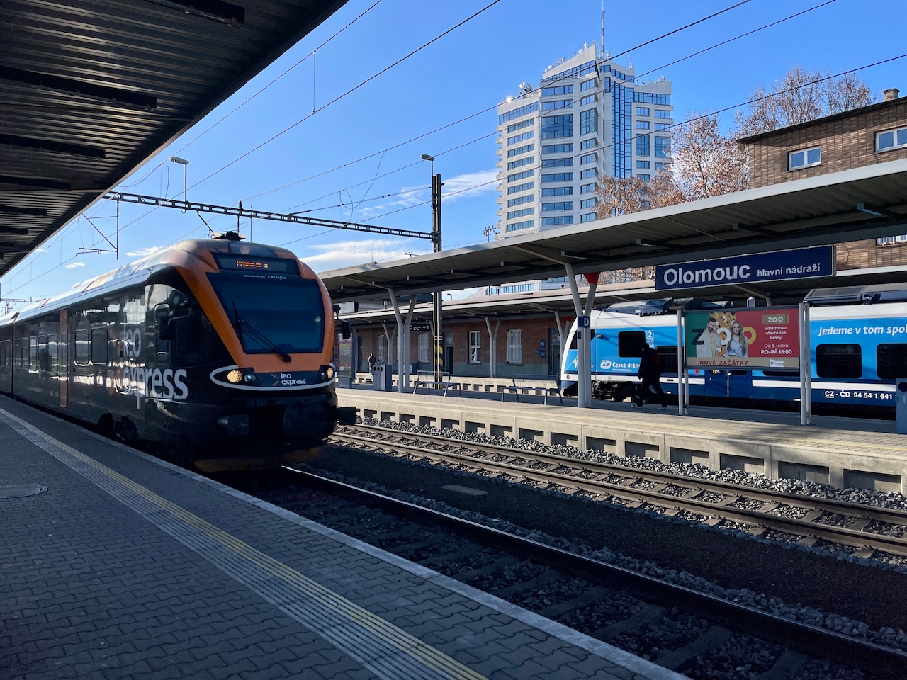 Jednotka Stadler Flirt dopravce Leo Express ve stanici Olomouc hlavní nádraží. Foto: Zdopravy.cz / Vojtěch Očadlý