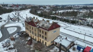 Modernizace stanice Jihlava město zahrnuje i demolici staré nádražní budovy. Pramen: Skanska