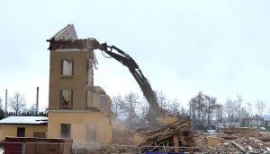 Modernizace stanice Jihlava město zahrnuje i demolici staré nádražní budovy. Pramen: Skanska