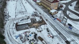 Modernizace stanice Jihlava město zahrnuje i demolici staré nádražní budovy. Pramen: Skanska