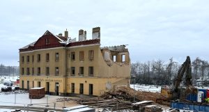 Modernizace stanice Jihlava město zahrnuje i demolici staré nádražní budovy. Pramen: Skanska