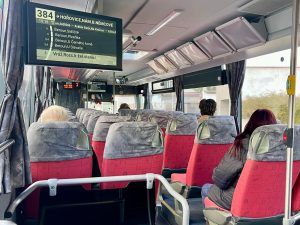 Cestující na lince PID 384, autobusy Setra firmy Arriva. Autor: Zdopravy.cz/Ondřej Kubala