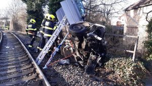 Nehoda na železničním přejezdu v pražské Liboci. Foto: Hasiči SŽ