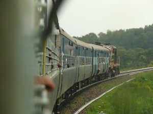 Vlak na trati u indického Džammú (Jammu). Foto: Zdopravy.cz 