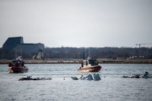 Záchranná akce na řece Potomac ve Washingtonu po srážce letadla s vrtulníkem. Foto: US Coastal Guard