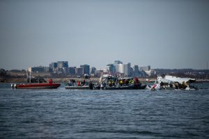 Záchranná akce na řece Potomac ve Washingtonu po srážce letadla s vrtulníkem. Foto: US Coastal Guard