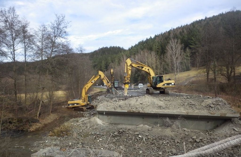 Bourání mostu na I/20 u Kfel. Pramen: ŘSD