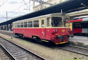 Motorový vůz 810 společnosti KŽC Doprava na Masarykově nádraží, středa 8. ledna 2025. Foto: Jan Sůra / Zdopravy.cz