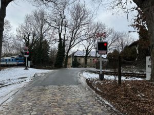 Železniční přejezd v pražské Liboci. Foto: Praha 6