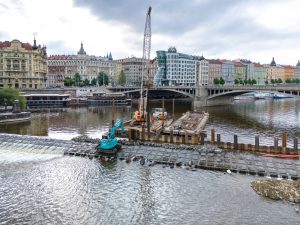 Rekonstrukce historického Šítkovského jezu pod Jiráskovým mostem v raze. Foto: Povodí Vltavy