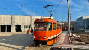 Měřicí vůz přezdívaný pomeranč v dokončované vozovně Hloubětín. Foto: DPP