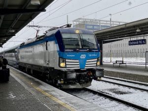 Lokomotiva Siemens Vectron dopravce České dráhy (ČD) s vozy PKP ve stanici Ostrava hl. n. Foto: Zdopravy.cz / Vojtěch Očadlý