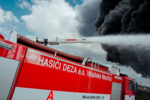 Požár cisteren nákladního vlaku u Hustopečí nad Bečvou. Foto: Hasičský záchranný sbor Olomouckého kraje