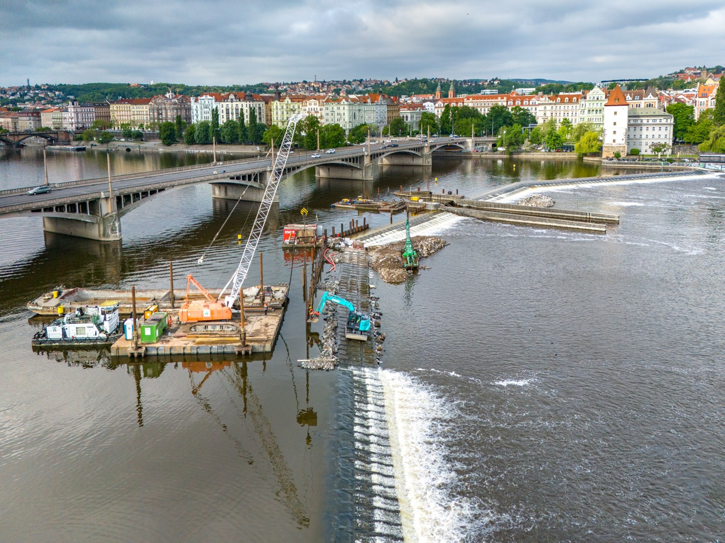 Rekonstrukce historického Šítkovského jezu pod Jiráskovým mostem v raze. Foto: Povodí Vltavy