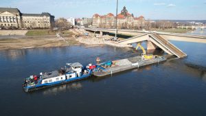 Soulodí pracující na odstranění trosek Carolabrücke. Autor: Evropská vodní doprava