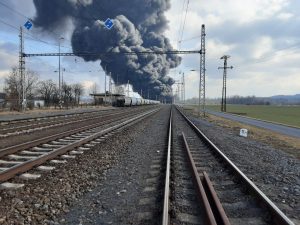 Požár cisteren nákladního vlaku u Hustopečí nad Bečvou. Foto: Hasičský záchranný sbor ČR