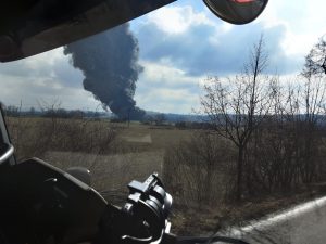 Požár cisteren nákladního vlaku u Hustopečí nad Bečvou. Foto: Hasičský záchranný sbor ČR