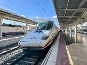 AVE S-112 španělských státních drah Renfe na nádraží Alicante Terminal. Foto: Zdopravy.cz / Vojtěch Očadlý