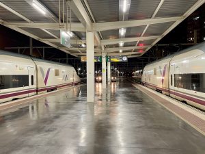 AVE S-112 španělských státních drah Renfe na nádraží Alicante Terminal.
Foto: Zdopravy.cz / Vojtěch Očadlý