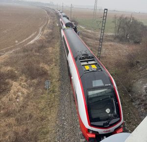 Vykolejená jednotka Stadler Kiss na okruhu VUZ (12. 2. 2025). Autor: Zdopravy.cz/Lukáš Klíma